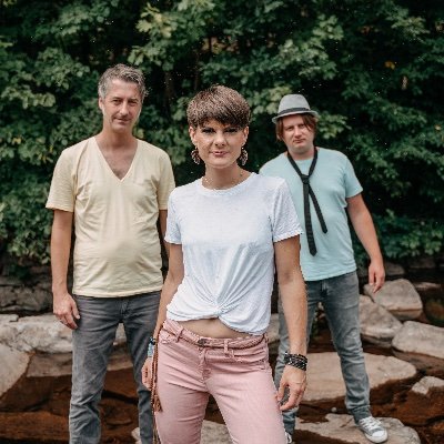 Deutschsprachige Popmusik mit Einflüssen aus Rock, Funk und elektronischer Musik. Aus dem Raum Karlsruhr. Steffi Bär, Michael Bär, Johannes „Hackl-Baery“ Hackl