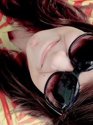15 anos;Paulista;Bipolar;agitada;sentimental;sonhadora;Amo pizza, musicas,neve,frio,computador,Filmes;Sorveteria,Shows,Livros,Shopping, FOTOS ♥ follow ?