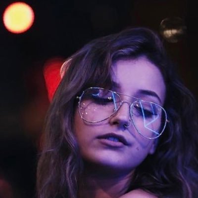 محفوفة بالندم أنا التي مت كي لا أشعر بالخطيئة.مدربة، مؤلفة. صدر لي #حلم_المدينة و #جُزءٌ_من_قلبي_وجزاءٌ_له و #صلاةٌ_أخيرة لتواصل عبر الإيميل. eryoof@gmail.com