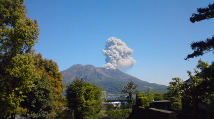 鹿児島生まれ。鹿児島育ち。バカそうな奴はだいたい友だち。自称ナルシスト。ケツメバカ。リップもすき。ボード狂。債権債務残高。