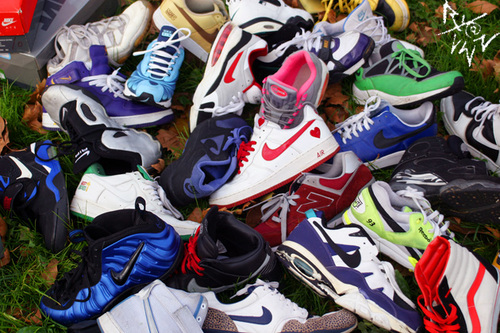 Tweet @TodaysSneakers whatever Shoes you are rocking everyday... We will ReTweet the hottest kicks, connecting you with other SneakerHeads that Follow us!
