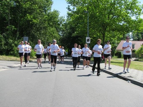 Het Flevopost Runningteam 2011 traint bij AV Spirit voor de Zeebodemloop. Doel: 4, 8 of 16 km hardlopen en geld ophalen voor de kankerbestrijding.