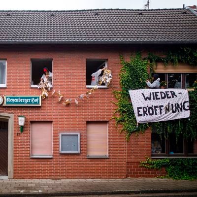 wearegolden2020's profile picture. Wir sind der goldene Finger und holen Keyenberg den Gasthof zurück! @Ende__Gelaende