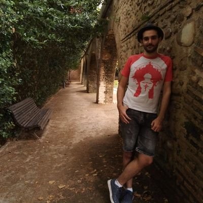 Aquí, con nocturnidad y alevosía.
➖
Si soy un gamer🎮, ¿cómo quieres que no te siga el juego?🎵
➖
📚 Administrativo e informático.
+ la maravillosa UGR 🤏🏻