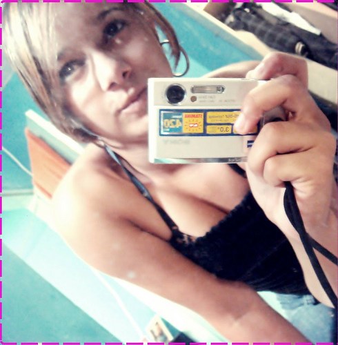 Uma garota qe apesar de todos os problemas , smp anda de cabeça erguida. Aqela INVEJADA por mtaas e qerida por todos .