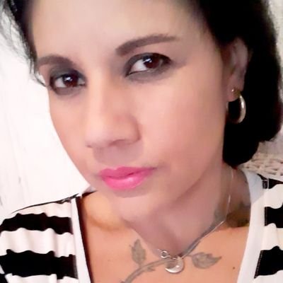 Não sou de demonstrar sentimentos, mas sou cheio deles. Eu sofro em silêncio, amo com o olhar e falo por sorrisos.