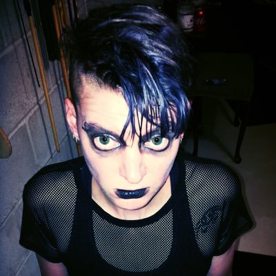 ProSwitch Punk Amazon (6’2 barefoot) masochist- I top, I bottom, I host, and I travel. 30 years old, androgynous woman, I’m tall, skinny and kinky and a punk.