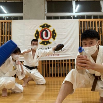 酪農学園大学少林寺拳法部 少林寺拳法プチ紹介コーナー 第一弾は部活動紹介やビラ配りの時に着けていた防具 これはフェイス 胴 拳サポというもので 実際に突き蹴りを当てる練習に使います 実戦に近い練習をするためには欠かせません 酪農学園大学少林寺拳法部 少林寺拳法プチ紹介コーナー 第一弾は部活動紹介やビラ配りの時に着けていた防具 これはフェイス 胴 拳サポというもので 実際に突き蹴りを当てる練習に使います 実戦に近い練習をするためには欠かせません