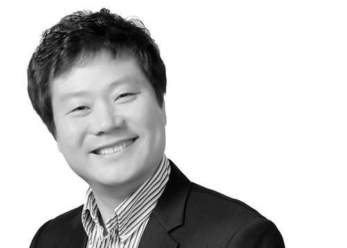 사람이 좋아서 사람 속에서 살고 싶고 사람들과 나누고 싶은 사람입니다. 드러내기를 주저하지만 하고 싶은 얘기도 많은, 많이 먹지는 못하지만 술을 좋아하는 사람입니다