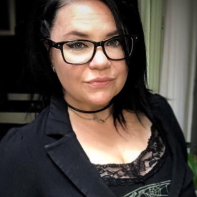 freelance graphic designer ✨ ♑️♍️♑️ ✨ cosplayer ✨ pug mom ✨