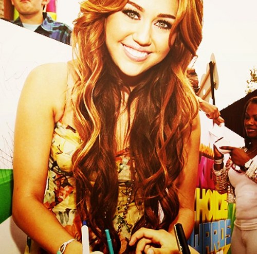 MileyRay___'s profile picture. hi follow me and i'll give you a dinosaur :D