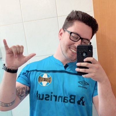 Devoto de Pedro Geromel e adepto ao Portaluppismo.