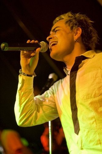 Brazilian Singer,Musician living in Japan.
I Have a very simple phrase that can resume a lot about me: Be you the change you wanna see in the world!
Vio Ray