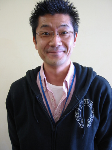 初めまして、4/1にオープンしたミニスーパーの店長をしています新井といいます。店舗は神奈川県大船にあるガーデンアソシエという大規模マンション群の中にあります。元はコンビニだったんですが、新しい形の生活密着ワクワク提案型の店づくりを目指し、脱コンビニ風を目指しています。よろしくお願い致します。