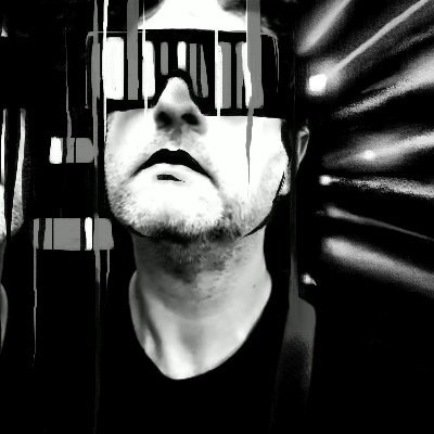 MarGaz's profile picture. Parla troppo, scrive 'di nicchia', ascolta suoni, guarda schermi e palchi. A volte scatta, a volte scrivefilma. Ancora vivo, nella nicchia.