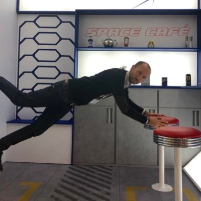 💻#Digital & #SocialMedia Strategist at #Airbus.
👉 Tweeting about space, aviation and digital.
🛵 Vespa lover.