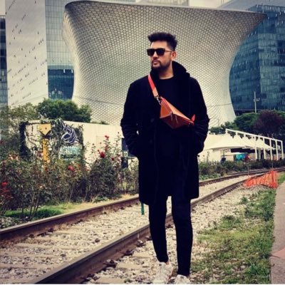 Astronauta poéta maldito humano alienado cantante de boudeville actor de mi vida bailarín en la cuerda floja diseñador de mis endorfinas amo las curvas féminas