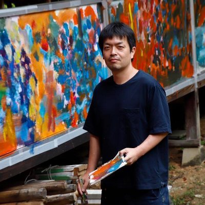 2016年40歳で画家としての活動を始める。BARやエステサロンなど、様々な場所で新しい形の展覧会を続け、5年間で発表した作品は2000点を超える。 一方で一部の作品の売り上げを日本骨髄バンクなどに寄付をするチャリティ活動にも力を入れるなど、SNSを活用した様々な挑戦を精力的に発信し続けている。