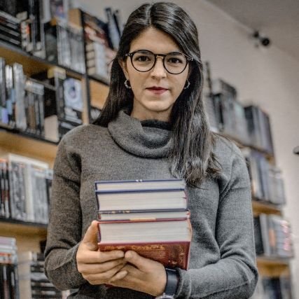 Lectora incansable | Economista y librera que busca conectar a las personas con los libros 📚 | Socia @LibreriaLectura