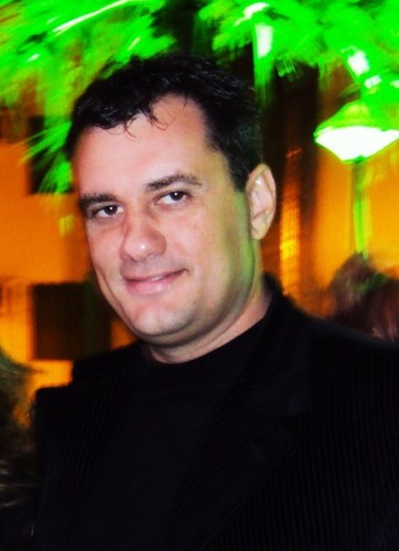 Sou cineasta, jornalista, arte-educador. Participo da Lanterna Mágica Filmes. Sou ator do grupo Loucos de Palco.