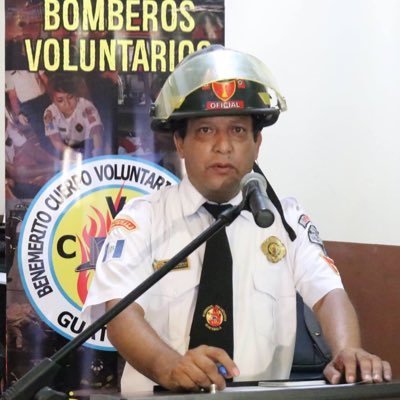 Oficial de Bomberos Voluntarios, destacado en Xa. Compañía zona 11.