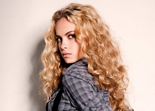 Cantora e atriz atualmente atuando na novela rebelde da record como Roberta :D   I'm Fake !