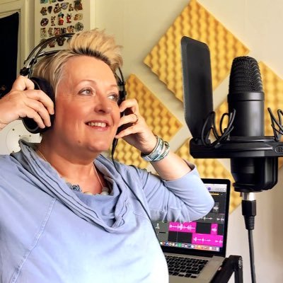 Singer 🎤 Teddy Bear Artist 🧸 Mum 👩‍👦 Check out my music! 👇🏻♥️