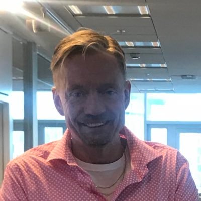 25 år på Sportbladet (1995-2020). Jobbar nu med media och kommunikation på @hockeyettan_ Pigg 67-a från Eskilstuna som gillar träning och njuta av livets goda.