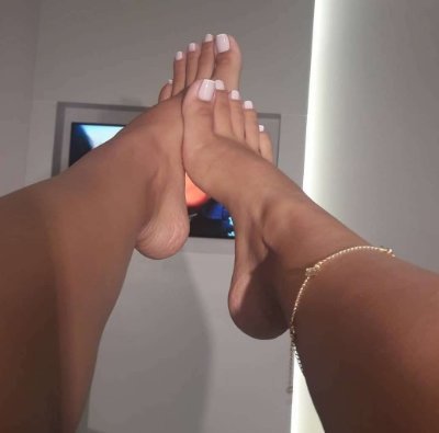 Yes, i'm into feet... And ass!