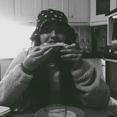 crissymacelli's profile picture. thoughts become tweets