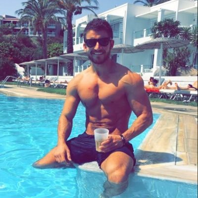 UK-based creator who travels the world with a job he loves and enjoys life ❤️