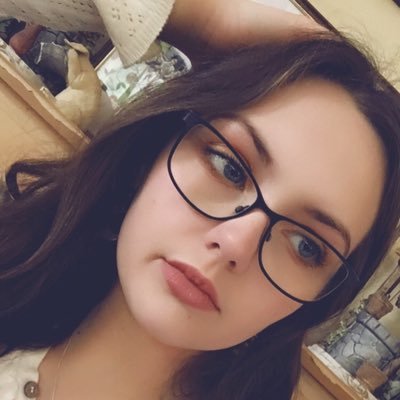 Blogger 📝 | English & Publishing graduate | Fantasy lover | Obsessed with books & Tangled 📚🌸 She/Her
