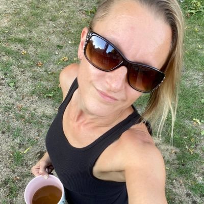 A kinda fit mom just having some fun with my kid, my dog and my man. Mostly hanging out on Insta, so come find me!