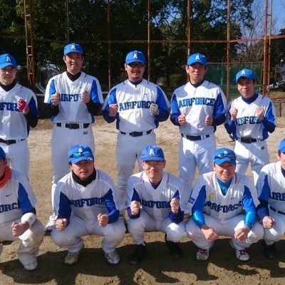 エアフォースは、1997年広島在住の歯科技師チームとして設立。近年は歯科関係者や近所のつながり、そしてＨＰからの参加者でメンバーが入れ替わり、草野球を楽しみそして勝てるチームへと進化しています。
　現在加盟中の広島軟式野球「藍リーグ」へは、今季で16年目を迎えます。