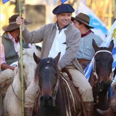 Cr.Publico
Productor ganadero, Fed.Rural, P. Nacional equipo de ALBISU en Salto
Casado con Maria Angelica Devotto, 3 hijos Ignacio, Juan Manuel y Veronica.