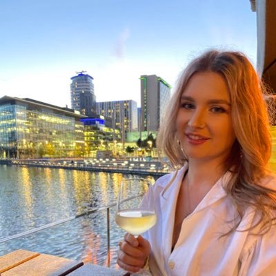 RoslynAlice's profile picture. All the grace and decorum of a reversing dump truck without any tyres on 💁🏻‍♀️