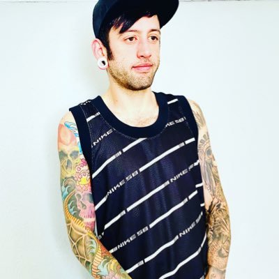 chrismithtopher's profile picture. ⚫️