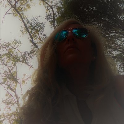 IvReversible's profile picture. ~Mi infancia son recuerdos de una estepa castellana~
Siempre miro al oeste por si al sol se le olvida ocultarse. Mutatis Mutandis.