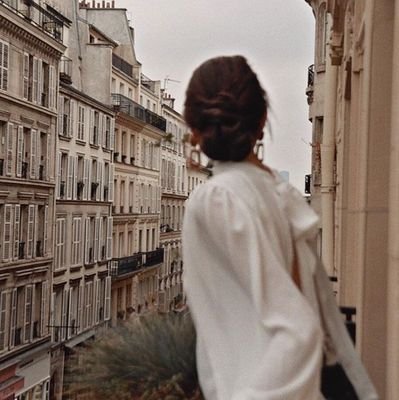 9fIVumqBK2AuF3p's profile picture. ‏‏‏تسكنين في بيوت مليئة بِالفراشات وكأنكِ نسمة لطِيفة مشبعة بشذا الأزهار، نقية كزهرةٍ بيضاء أبتلّت بالندى . . 🖤