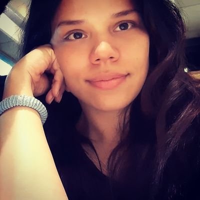 ¿Necesita una decir en la bio qué es, sabe o cree?
La que es, ES. Sin aviso o advertencia, yo te soy y ya eso es bastante.