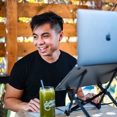 I make personalized websites 🖥️ for personal brands ⭐️