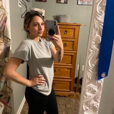 DevinNicole7's profile picture. lab mom 🐶 nurse 👩🏽‍⚕️