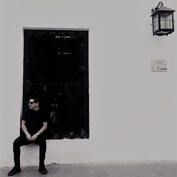 Licenciado de profesión y vago por vocación. Apasionado por el cine, la literatura y la música. Aspirante a novelista e hijo bastardo de la Ciudad Blanca.