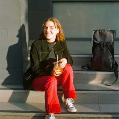 izz_stagram's profile picture. 50% politics 50% humour