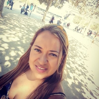 Administradora Financiera, Especialista en Gerencia de Mercadeo, Especialista en    Gestion y Control de calidad.