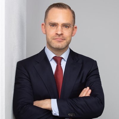 Oft ist das Denken schwer, indes das Schreiben geht auch ohne es. #PublicAffairs (Leiter Hauptstadtbüro für @SCHUFAHoldingAG ) // hier privat