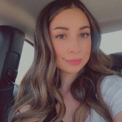 karinnaaa_f's profile picture. 