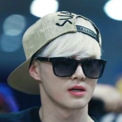 não twitter eu não sou o junmyeon loiro de boné e óculos  | fan account 😒