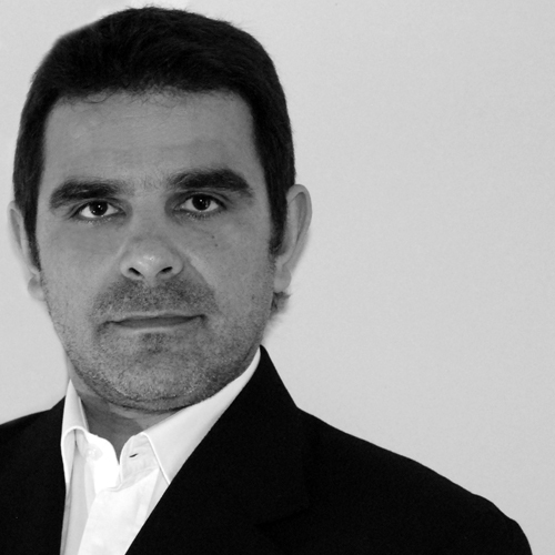 Empresario del turismo, me encanta la música, el canto  y viajar, tengo una familia, mi esposa y 4 hijos, amo la vida