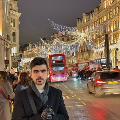 عندما كنتـ طفلا في روضتي مثلتـ دور الطبيبـ في مسرحية قصيره انتهتـ بتصفيق حار أخجلني وأختبئتـ في أحضانـ أمي. وكأنـ حياتي ليستـ الا تفاصيل طويلة لهذه المسرحية.